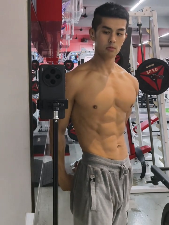 八块腹肌的肌肉猛男
