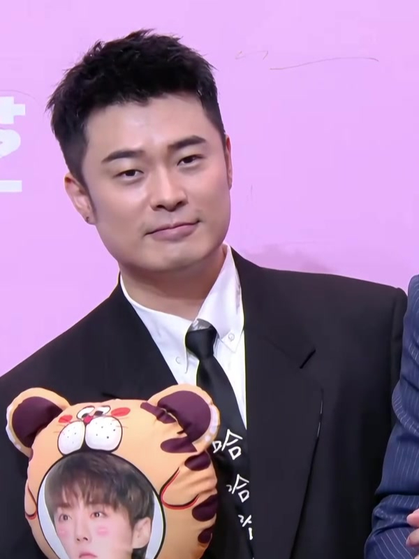 陈赫对鹿晗是真爱,走红毯也要抱着,鹿晗的头像玩偶!丨尖叫之夜