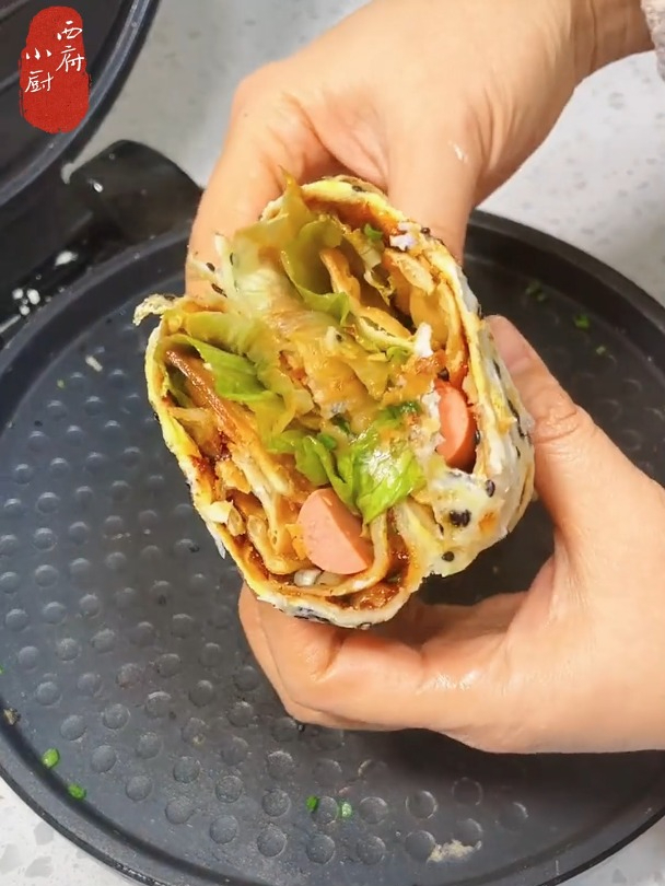 今天做了家庭版的煎饼果子配着豆浆满足又好吃的一餐