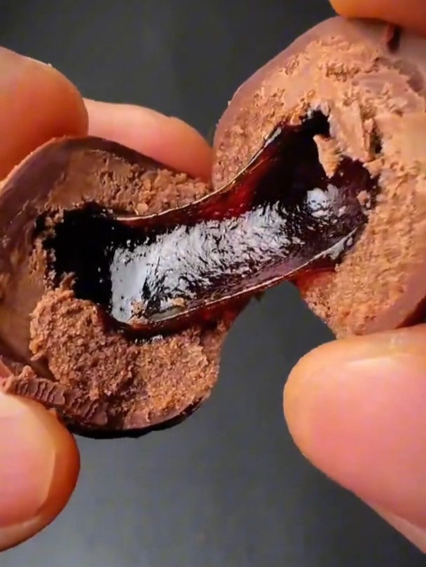 俄罗斯进口洋酒夹心巧克力,吃起来酒香味浓郁巧克力入口即化!