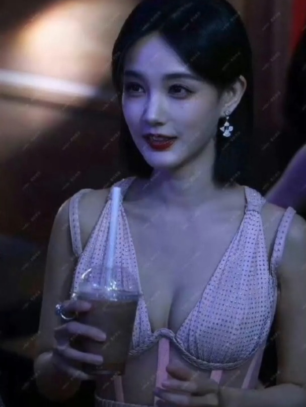 有没有人第一眼,注意到李一桐拿着奶茶的?