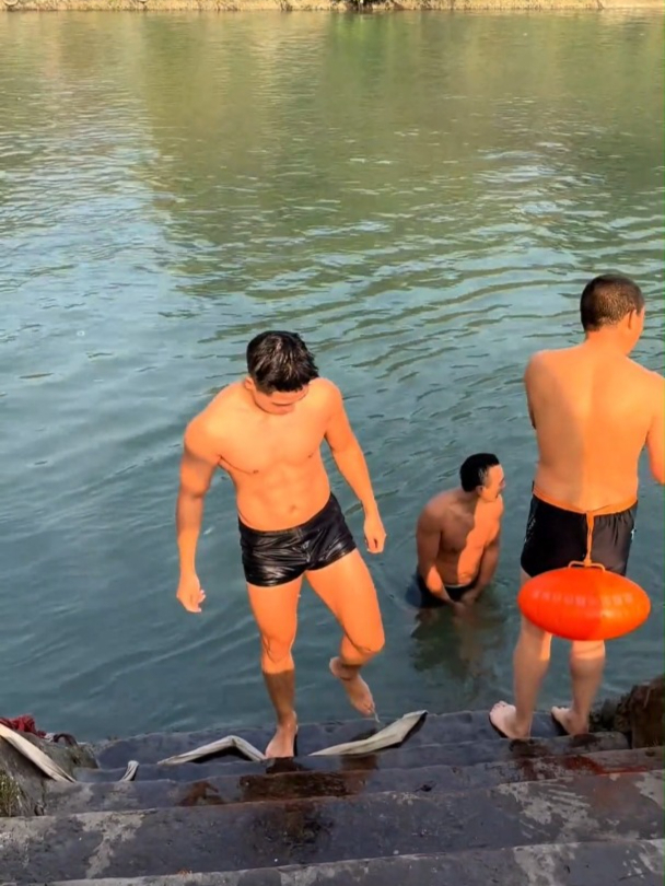 勇敢冬泳的肌肉男