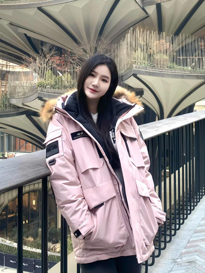 波司登(BOSIDENG)极寒90鹅绒红色羽绒服