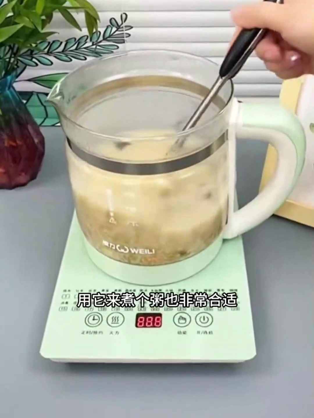 多功能智能养生壶有多种功能,平时用它煮花茶、炖银耳都可以