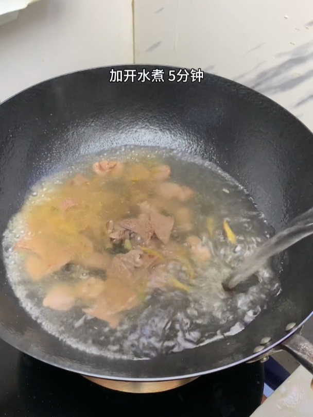 分享一道我家常吃的汤面做法,猪肝瘦肉汤面,汤鲜味美
