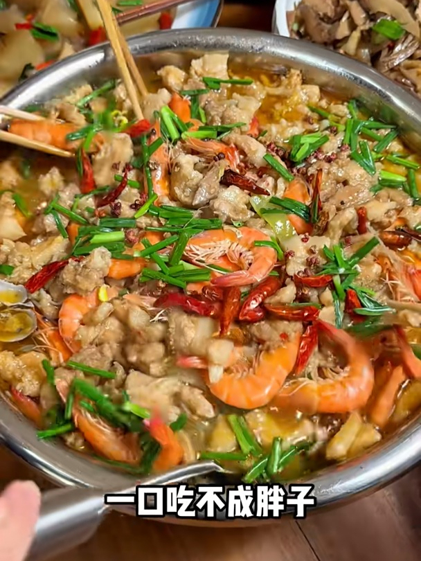 今天吃闽南辛苦草汤和水煮三鲜啦!