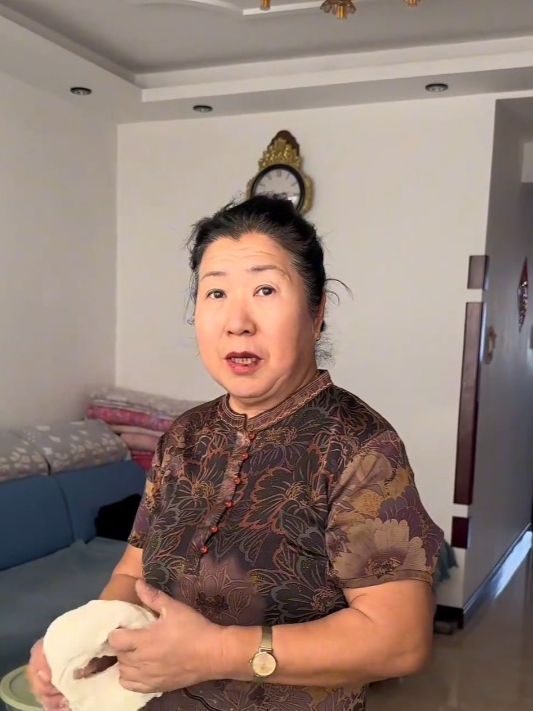 冬至吃饺子了,羊肉香菜馅水饺和牛肉萝卜馅大蒸饺,你们爱吃哪个