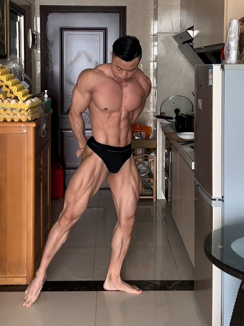 练习古典健体的肌肉男