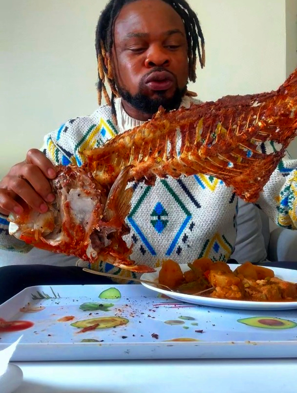 国外都是如何吃鱼骨和鱼刺的,这鱼骨看着很好吃的样子,不可思议