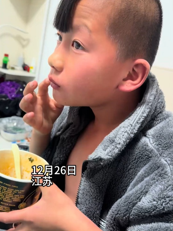 能孩子半夜饿了,拿鸡尾酒当饮料喝了两瓶,直接红温了