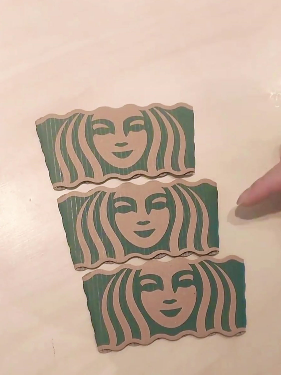 男子发现奶茶杯套内藏玄机,看完都不敢相信自己的眼睛了!