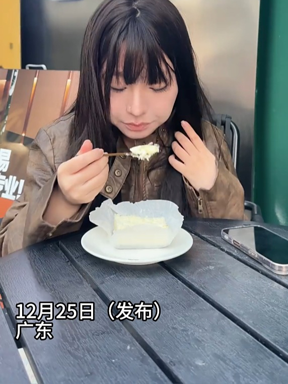 女子看闺蜜吃蛋糕要扒着头发很辛苦,想帮她盘头发,没想到……