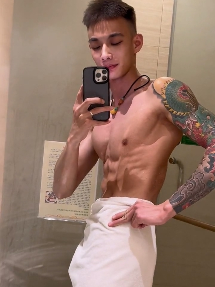 身上有刺青的肌肉帅哥