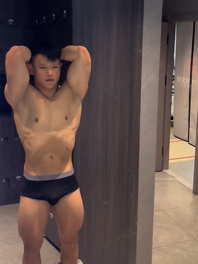 健身房展示形体的肌肉男