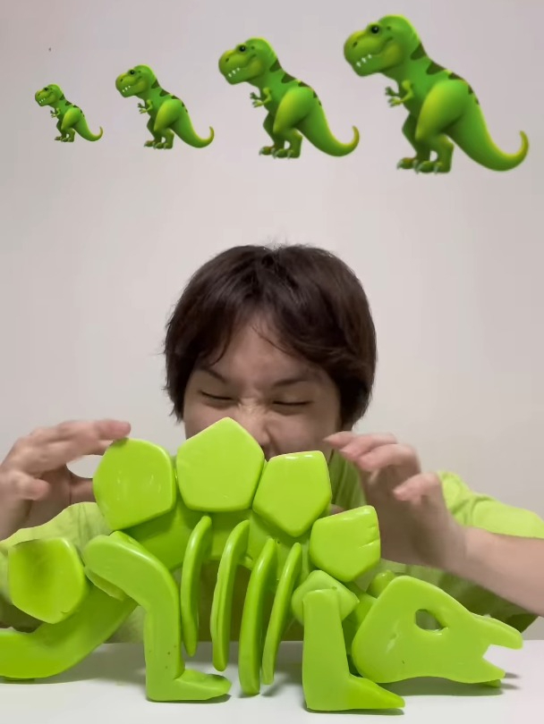 试吃绿色小恐龙与emoji表情包!拍摄道具请勿模仿~