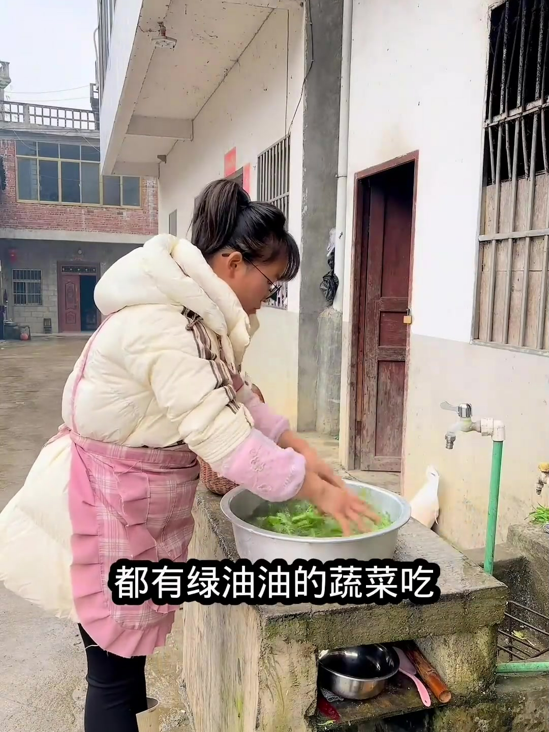 今天我家杀了一只鸡,再炒个豌豆尖