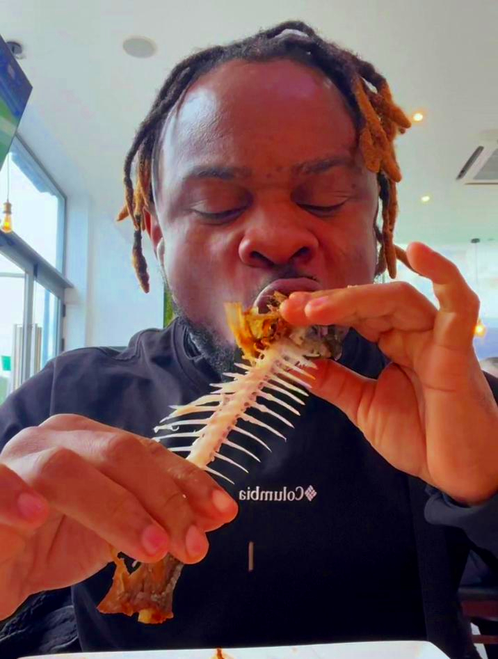 老外这是有多喜欢吃鱼骨和鱼刺啊,每次吃鱼连骨头都不会剩