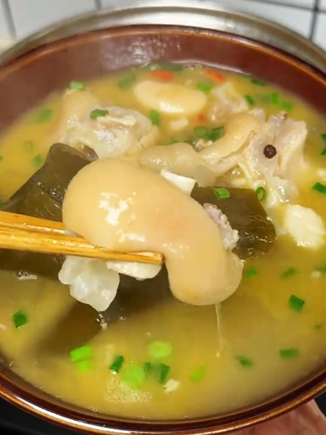 猪蹄遇上酸萝卜,软嫩胶原蛋白,汤汁浓郁,简直太解腻!