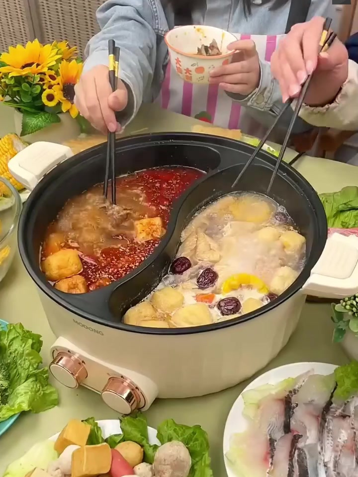 天气渐凉,火锅吃起,分体双区电火锅,一锅多用,实现美食自由!