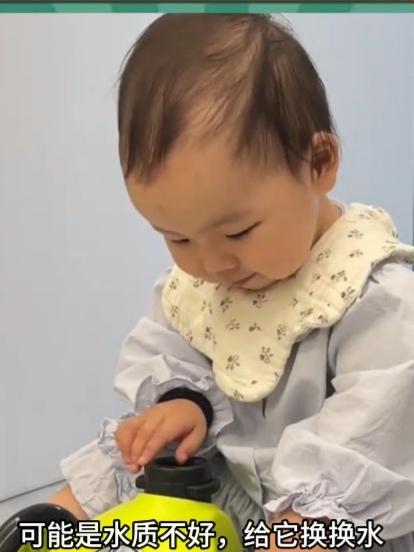 我养的小金鱼最近不太活泼,老是沉在水底