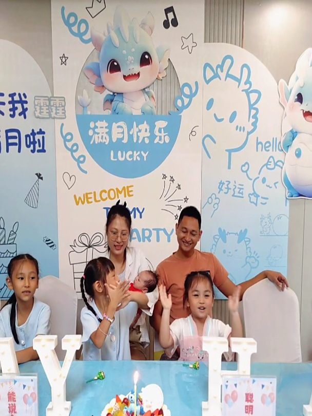 霆霆宝宝的满月仪式,好多小姐姐来到月子中心庆祝、吃蛋糕唱起歌