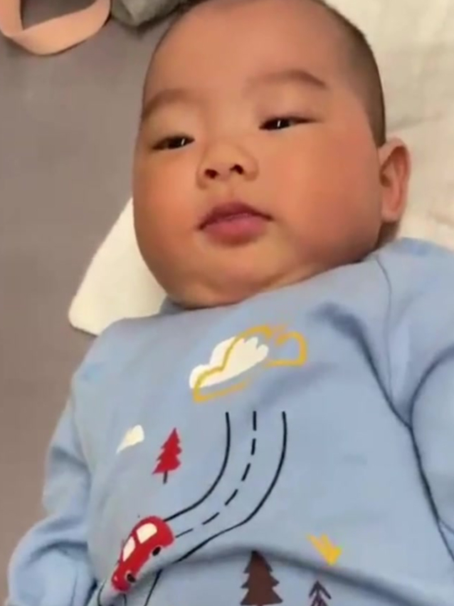 我用彩泥捏了一个小兔子,耳朵长长的