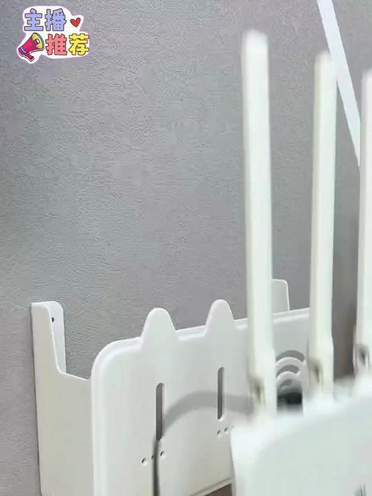 把路由器挂在墙上，不仅打扫卫生方便，而且一点都不占空间