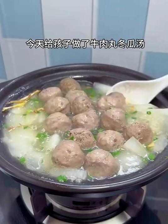 牛肉丸Q弹有嚼劲，一口下去会爆汁，清水煮都很好吃