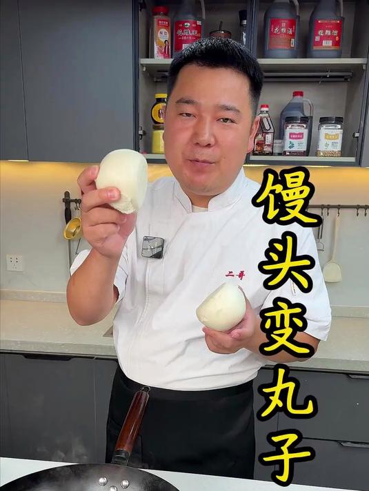 剩馒头别扔揉碎炸成金黄丸子，就像生活的边角料