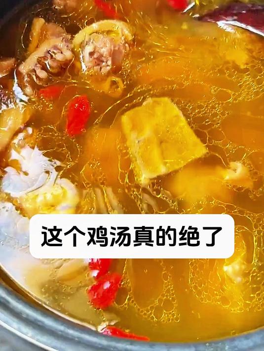 广东的回南天特别潮湿,这个五指毛桃煲鸡汤就不错了,汤鲜味美