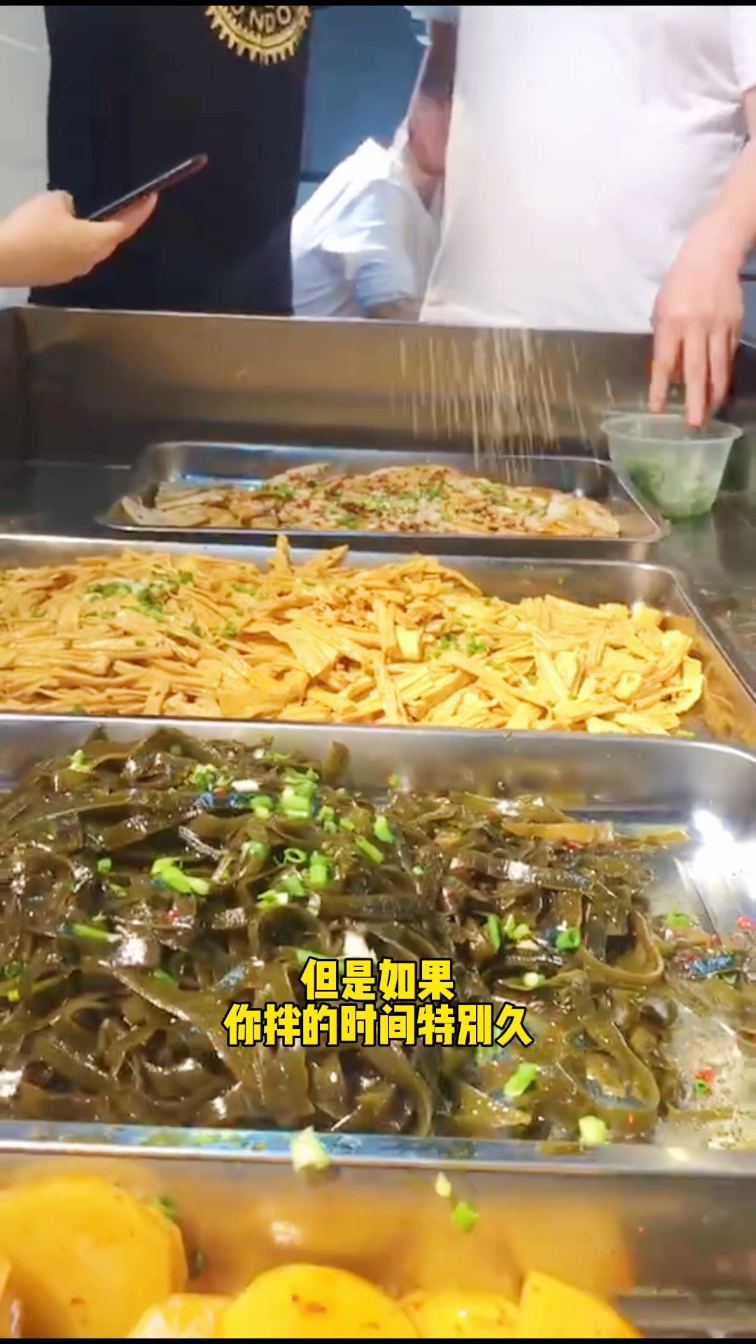 怎样避免提前办好的凉拌菜发咸呢,我给大家两点建议 #卤肉熟食 #凉拌菜