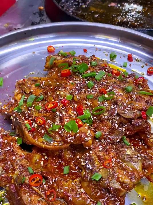 沈阳特色铁板鸡架,超火爆小吃,可以直接吃也可以凉拌!