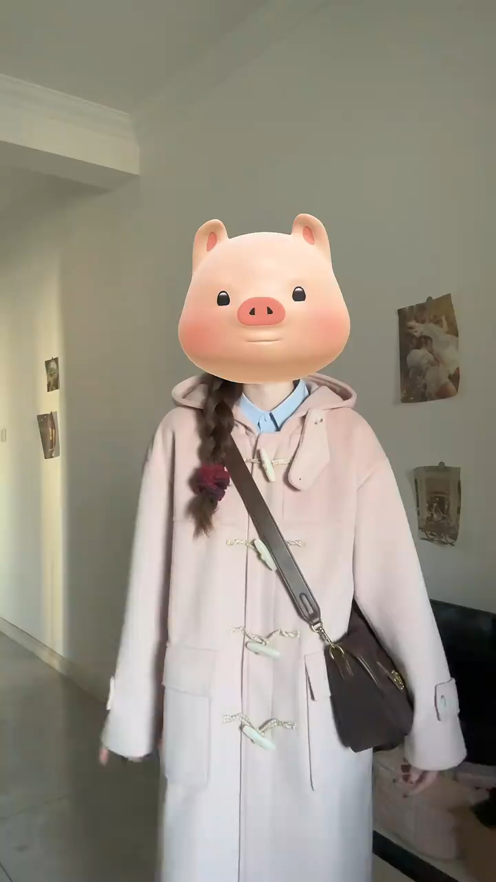 粉色牛角扣大衣搭配蓝衬衫真的太绝了!