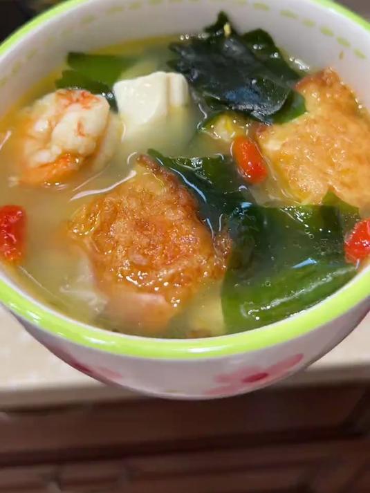 这个裙带菜豆腐鸡蛋虾仁汤，汤鲜味美