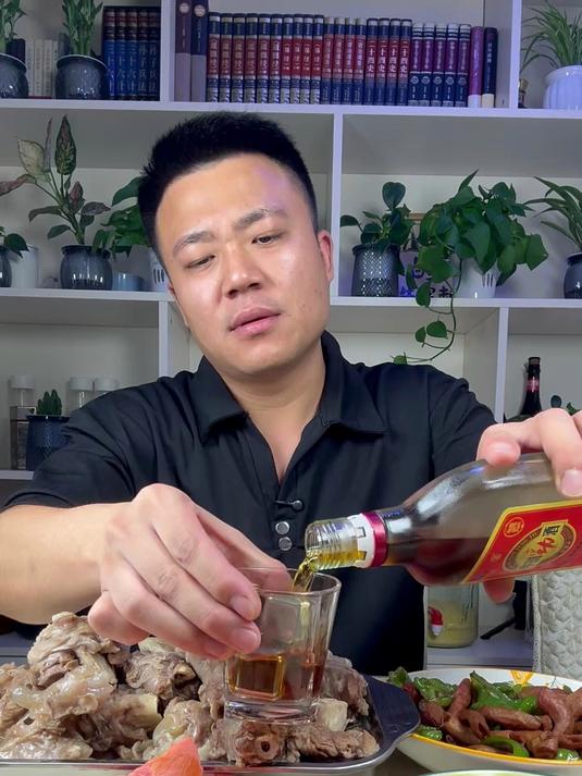 原汁原味的水煮羊腿 再来个辣椒炒苦肠