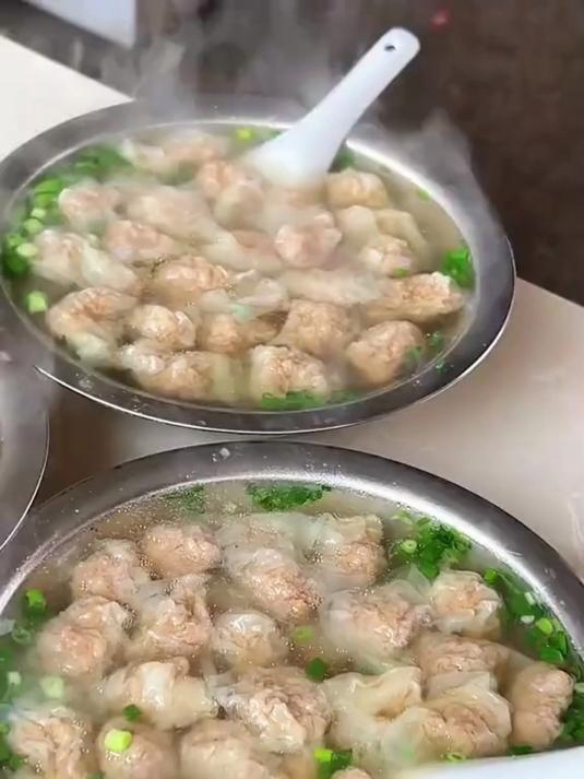 薄透的燕皮，包裹鲜香的肉馅，一碗汇聚两者精华的福州肉燕出锅了