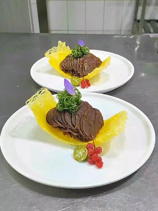 牛肉装盘