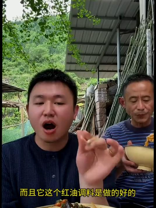 谁能拒绝在炎炎夏日的中午来一碗麻酱凉皮真的特别好吃红油的也很好吃特别是里面的那个辣椒油超级