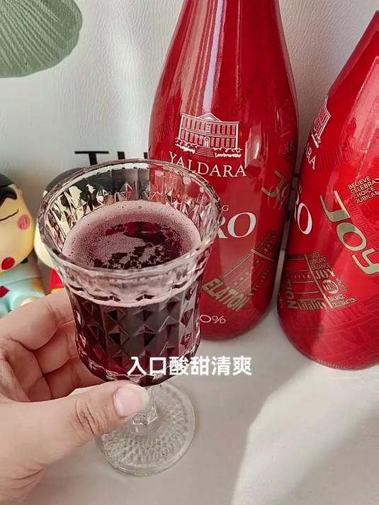 这个红色礼盒装的雅达若起泡葡萄汁 真的很适合送闺蜜朋友