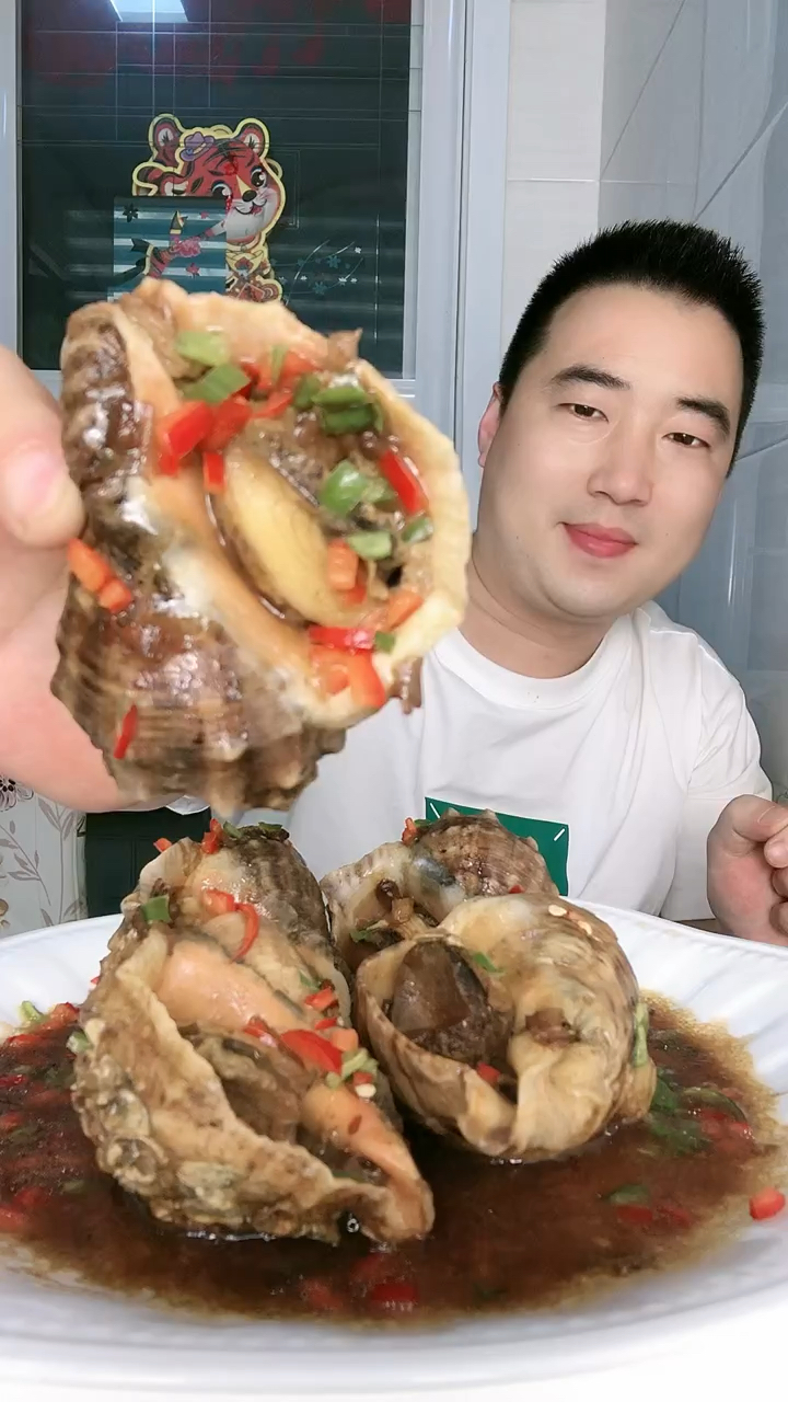 这才是海螺的正确吃法,尤其海螺的肝,一定要去掉,吃多了会头晕的哈。