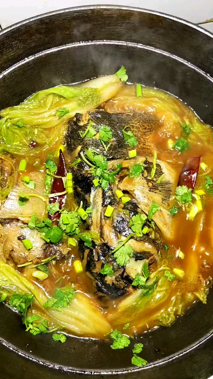 炖大鱼头,里面放点白菜一起炖,好吃啊