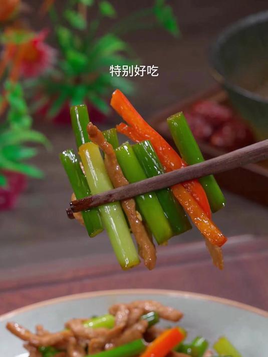 这样做的蒜苔炒肉,蒜苗入味,肉丝不咸