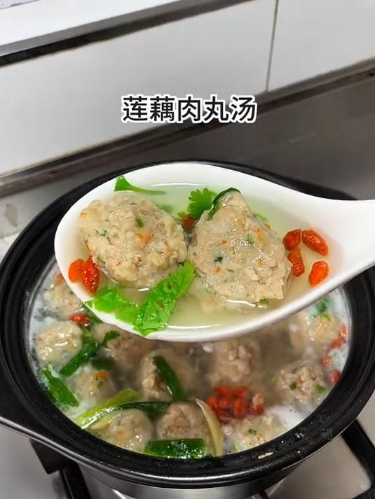 秋天吃藕，来年不丑，秋藕最养人！今天分享这个莲藕肉丸汤，汤鲜味美！#莲藕肉丸汤# #秋藕#