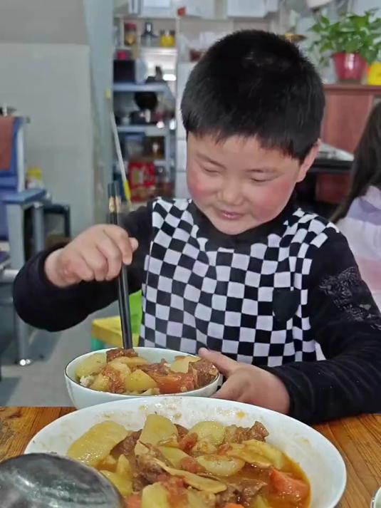 清炒花菜,西红柿土豆炖牛腩