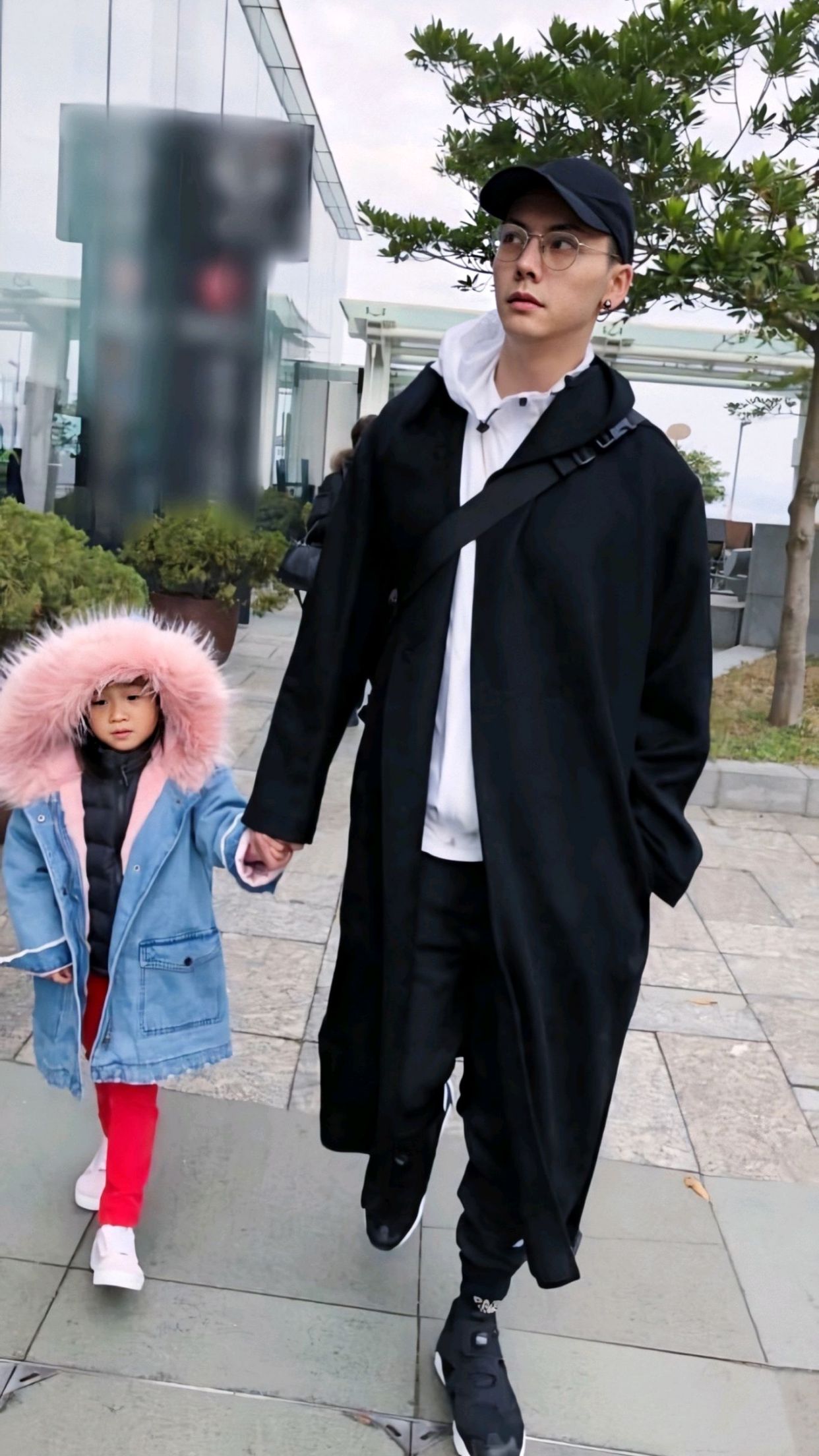 陈伟霆晒外公外婆照片,全家高颜值,陈伟霆不同时期对比,从小帅到大