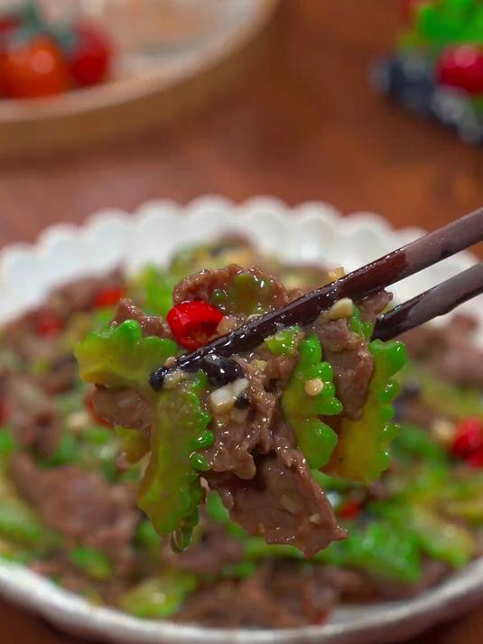 这样做的苦瓜炒牛肉,苦瓜不苦,牛肉嫩滑还非常好吃下饭