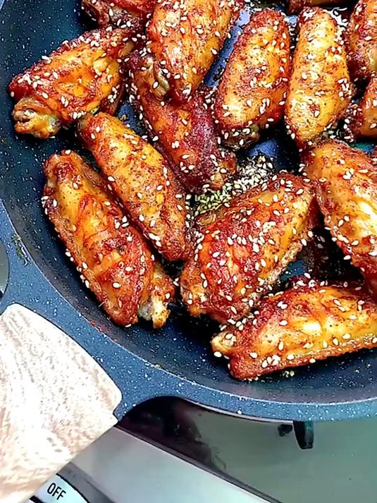 奥尔良香辣炸鸡翅,外皮酥脆,肉质鲜嫩多汁,美味无比,超级完