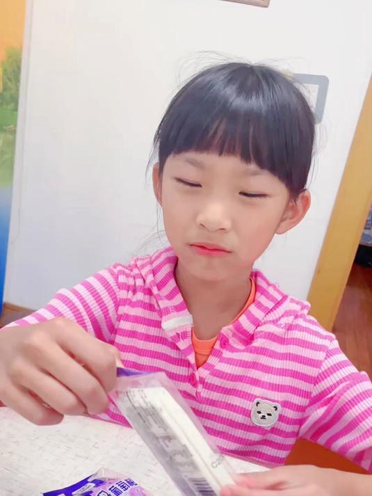 吃紫色包装袋零食,女儿居然都喜欢吃?