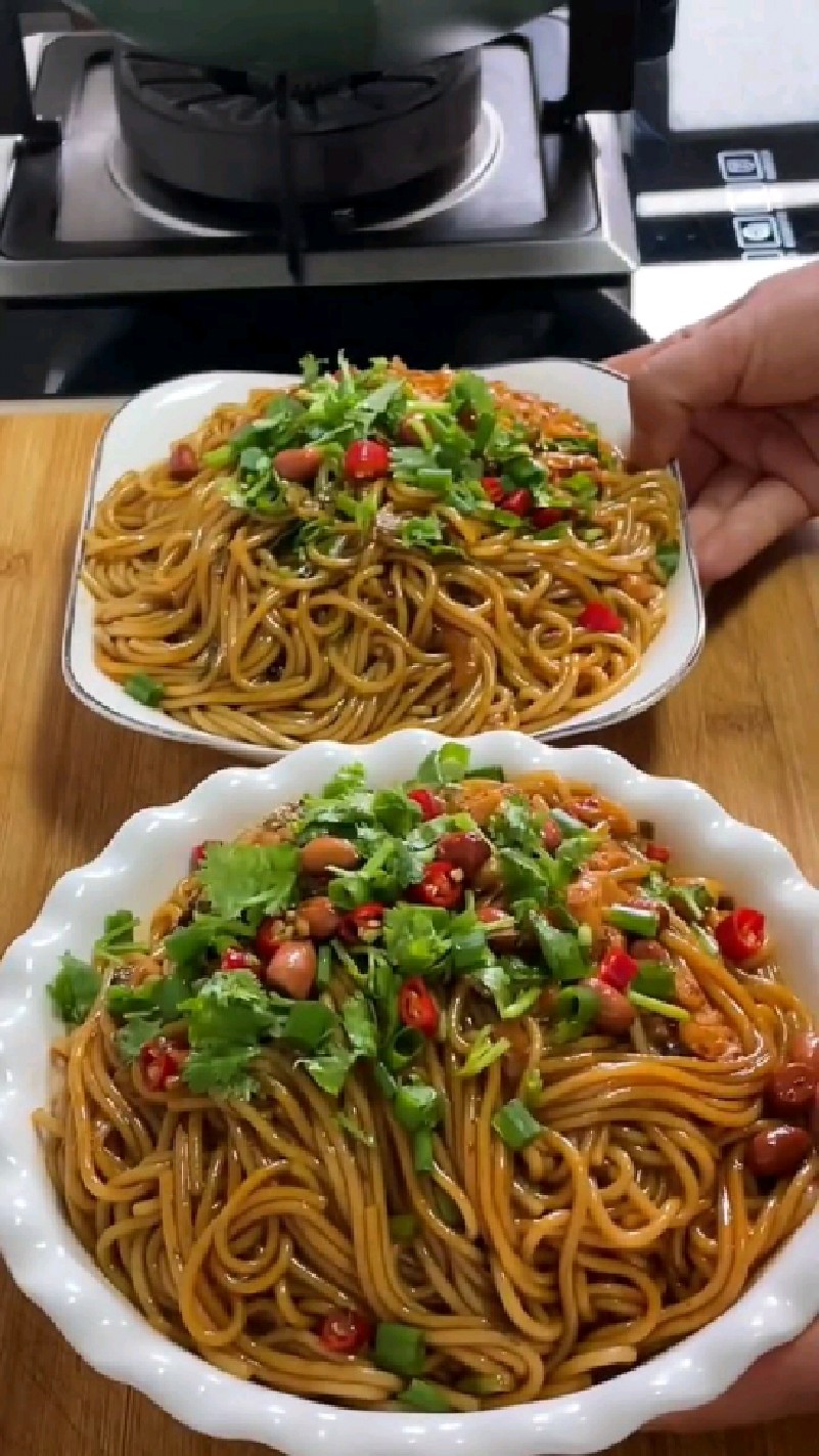 南昌米粉干米粉,可煮汤粉可做拌粉。非常爽口又有嚼劲,口感特别好。很多人都喜欢吃