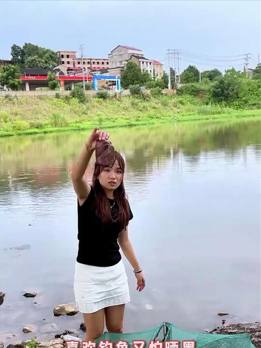 懒人捕鱼有妙招!放置鱼笼加诱饵,次日收获满满一笼鲜